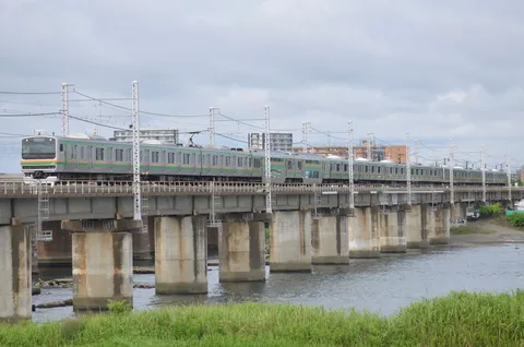 水辺を渡る長い列車