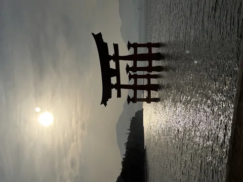輝く水面とシルエットの門