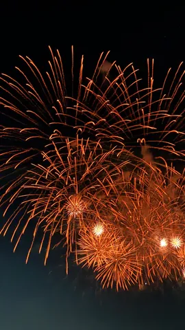 夜空に咲く、オレンジの光の花