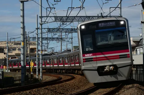 カーブを駆け抜ける列車