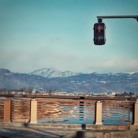 止まれの信号と遠景の山