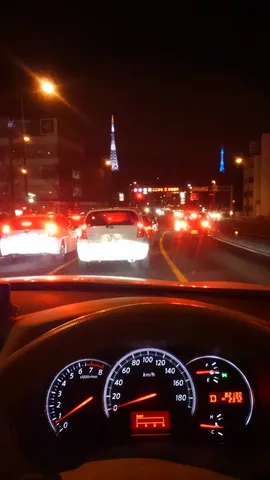 渋滞の先に、光るタワー
