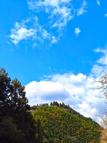 澄み切った空と豊かな山の彩り