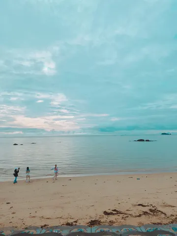 潮風と静かな浜辺