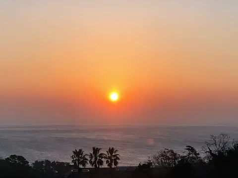 水平線に沈む、オレンジ色の太陽
