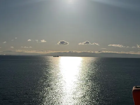 海と空の光の道