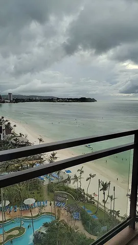 厚い雲に覆われた、静かな午後の海辺