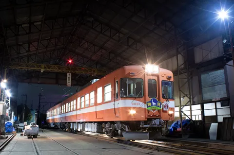 整備庫に輝くオレンジの列車