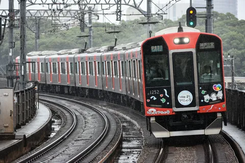 雨中を駆ける赤い電車