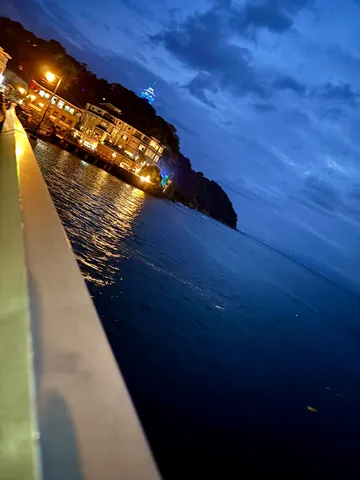 夜の海辺に瞬く灯り