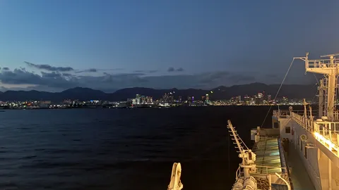 夜景と船の静かなさざ波