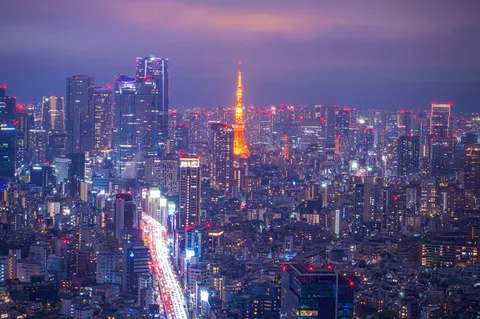 煌めく都市の夜景、光の道