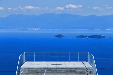 青い海と空、島々の絶景テラス