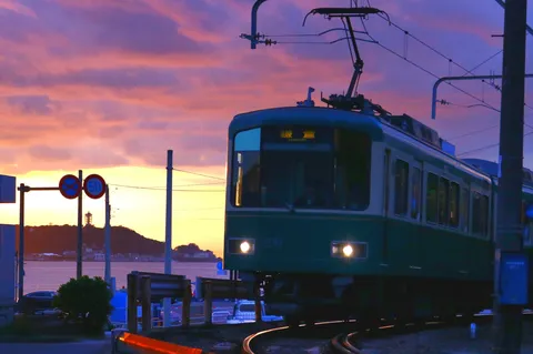 茜空に染まる鎌倉の電車