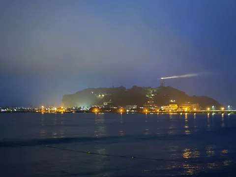 静寂を照らす灯台の光