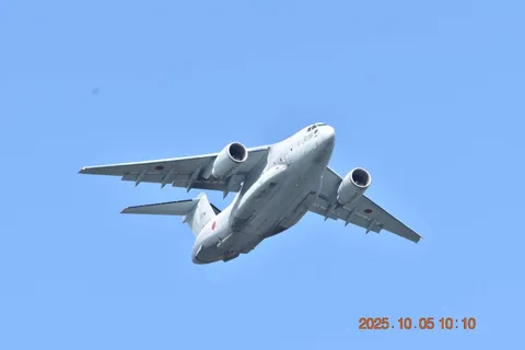 大空を滑空する機影