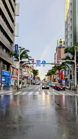 雨上がりの虹かかる街角