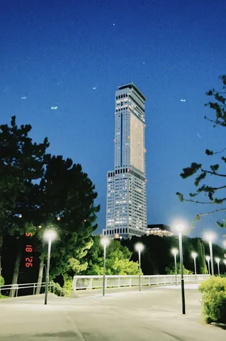 高層ビルと夜景の散歩道