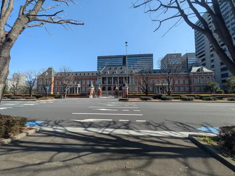 赤レンガの城館と静かな街路