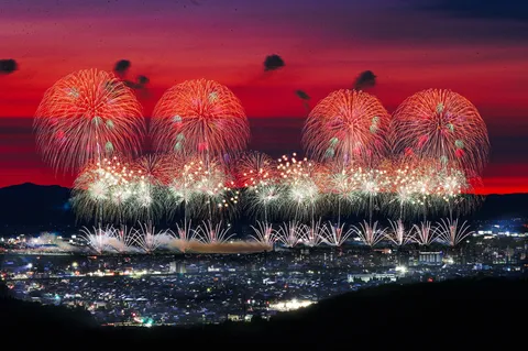 夜空を埋める光の競演