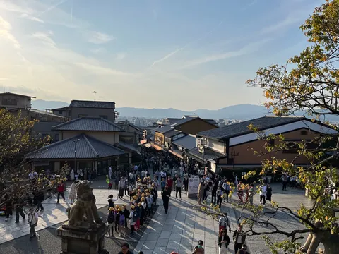 夕暮れの賑わい路地