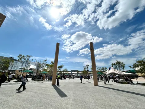 光と影が広がる広場