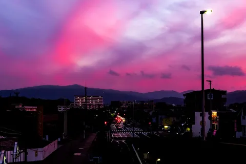 茜色の空と街灯、ノスタルジックな夜景