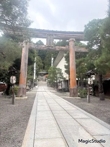 静かな参道の緊張感