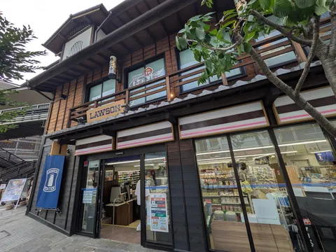趣ある街並みに佇むローソン