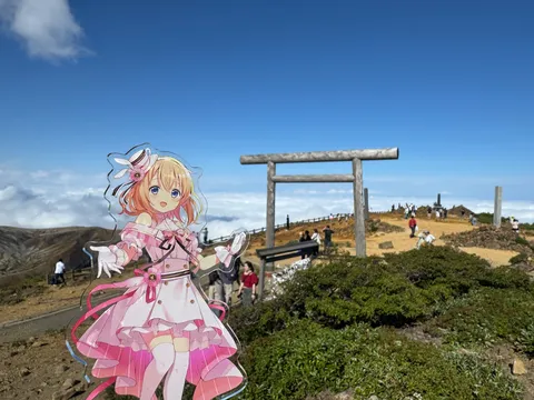 山頂の鳥居とアニメキャラの旅