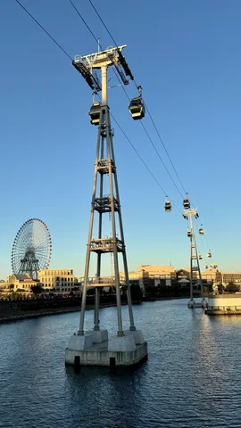 水面を渡るゴンドラと観覧車
