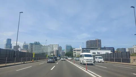 都会の風を切り裂く、疾走の highway