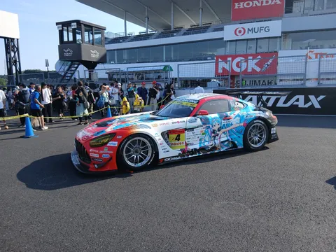 痛車とレースの熱気