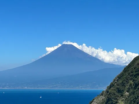 快晴の静岡にそびえ立つ富士山麓