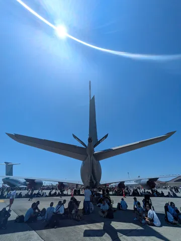 大空と人々、大迫力の機体