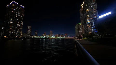 夜景と水辺の静かな光景