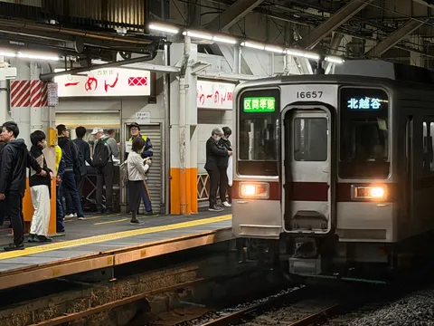 駅の日常、電車の顔