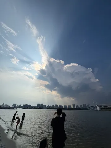 光芒が照らす水辺のシルエット