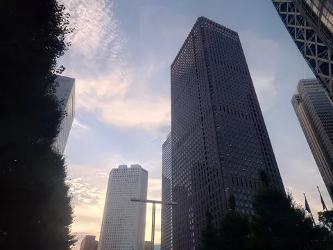 空へ伸びる都市の稜線