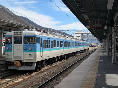 光と影、駅の情景