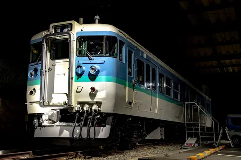 夜に佇む、青と白の旧型列車