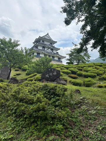 緑の丘に佇む古城の風情