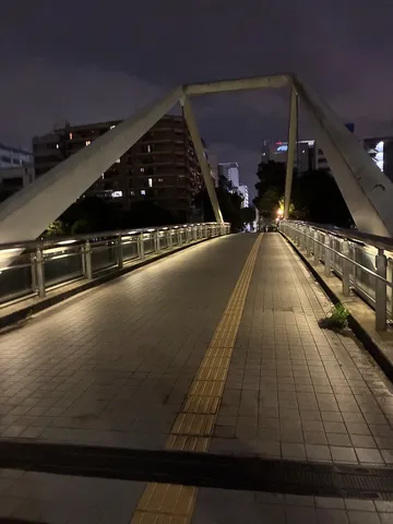 夜の静寂、都会の静けさ