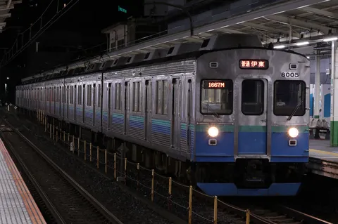 静寂の夜、駅に佇む銀色の列車