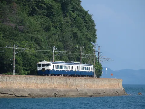 潮風と青い列車