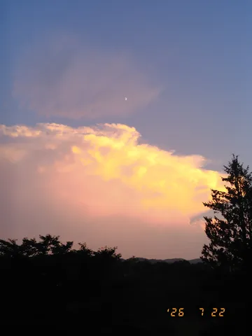月と雲の不思議な夕暮れ