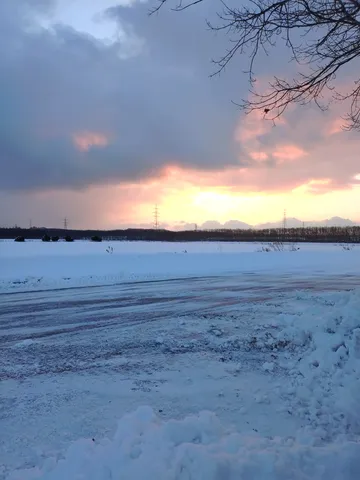 雪原に映る冬の空、儚い夕焼け