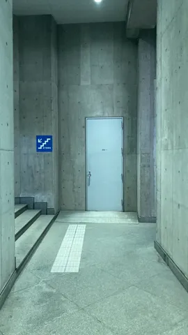 地下へと誘うコンクリートの空間