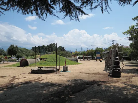夏の日の公園に咲く静けさ