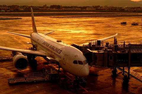 夕焼けに染まる空港